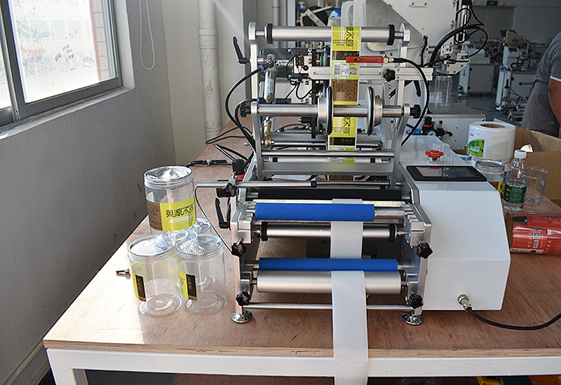  Semi-Automatic Round Bottle Sticker Labeling Machine Cosmetic Beverage Bottle Small Labeling Machine