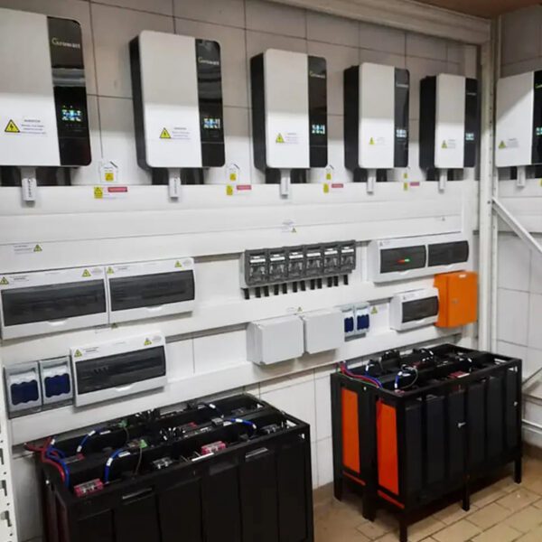  Growatt SPF5000ES Solar off-Grid Energy Storage Inverter Supplier 5kw Off-grid Inverter