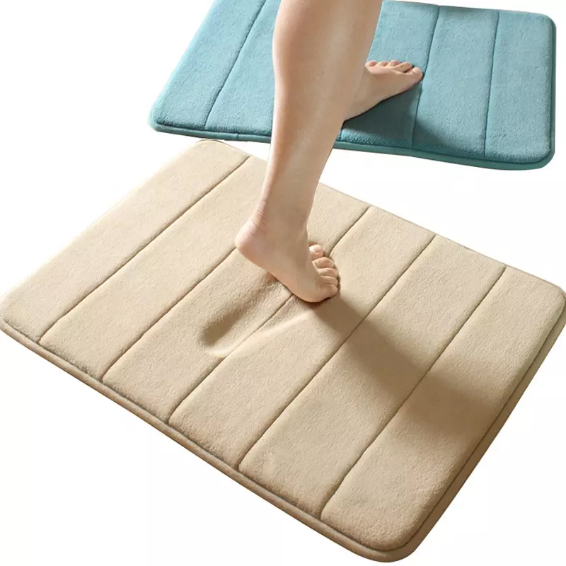 Die Matte verfügt über eine luxuriös weiche Oberfläche aus Korallenvlies, kombiniert mit einer dicken