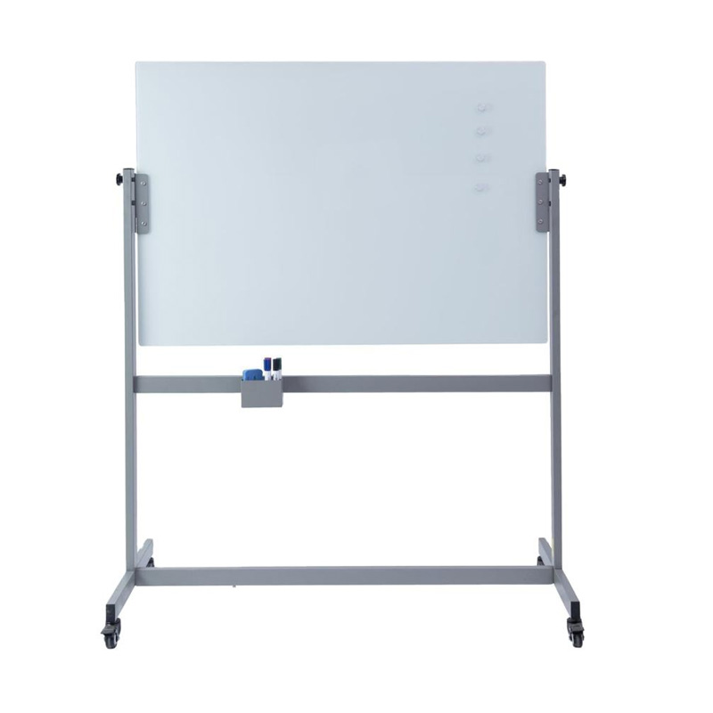 Concentratevi sul vassoio porta pennarelli o sulla mensola porta accessori inclusi, che dimostrano la praticità di riporre pennarelli, gomme e altri strumenti di presentazione.