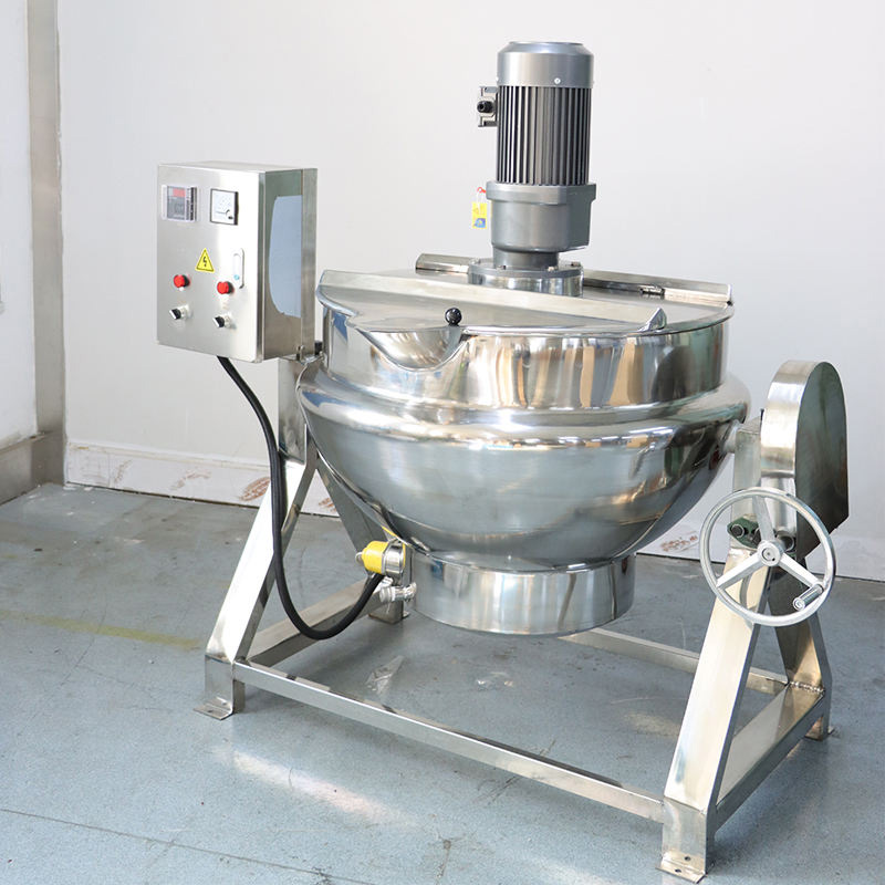 Superficie lucidata a specchio del bollitore in acciaio inossidabile, che riflette chiaramente la luce