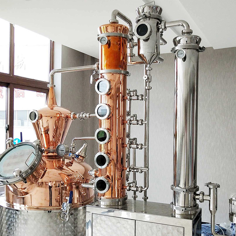 Corpo in rame dell'attrezzatura per la distillazione del gin in fabbrica