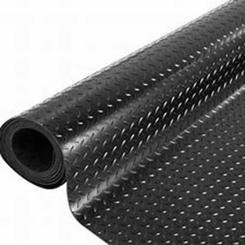 In evidenza la robusta impugnatura in gomma progettata per una stabilità antiscivolo superiore. Un'inquadratura ampia del tappetino srotolato.