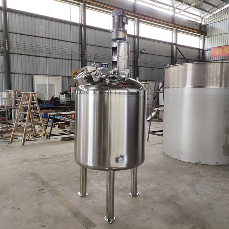 2000 l ummantelter Reaktortank auf Beinen mit Bedienfeld und Bodenauslassventil.