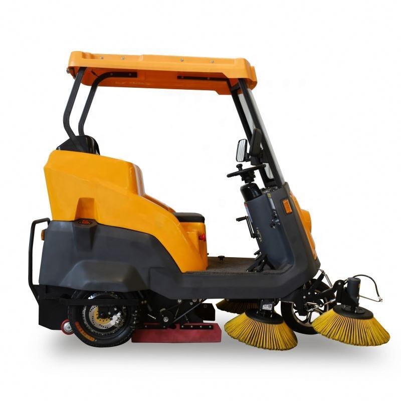 Spazzatrice industriale commerciale con operatore a bordo, vista laterale
