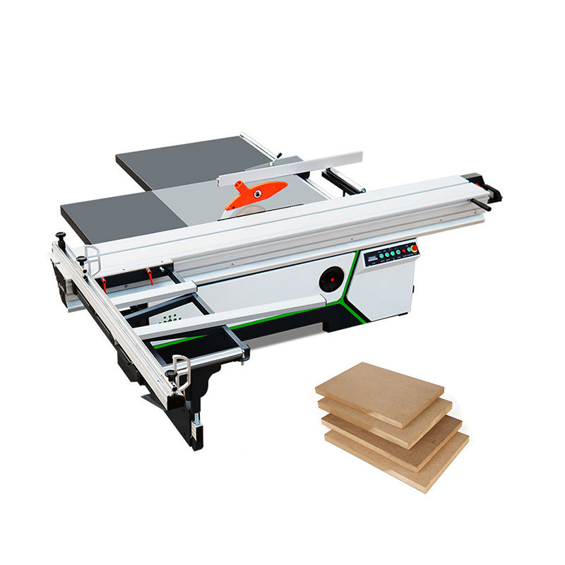 Vista completa della grande sega circolare con tavolo scorrevole, che ne mette in mostra il robusto telaio e il carrello scorrevole esteso.