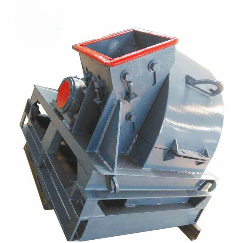 Gesamtansicht des Hochleistungs-Holzhäckslers, wobei der große Rahmen, die robuste Konstruktion und der hohe Auswurfschacht hervorgehoben werden.