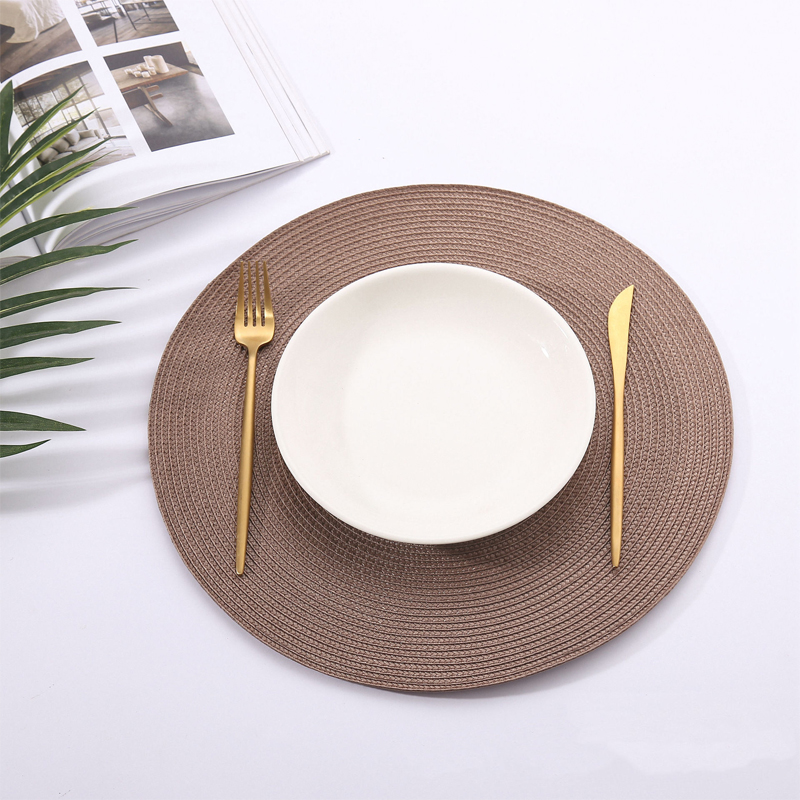 Questo tappetino da pranzo rotondo in PP intrecciato è un'aggiunta pratica ed elegante alla tua cucina e alla tua sala da pranzo