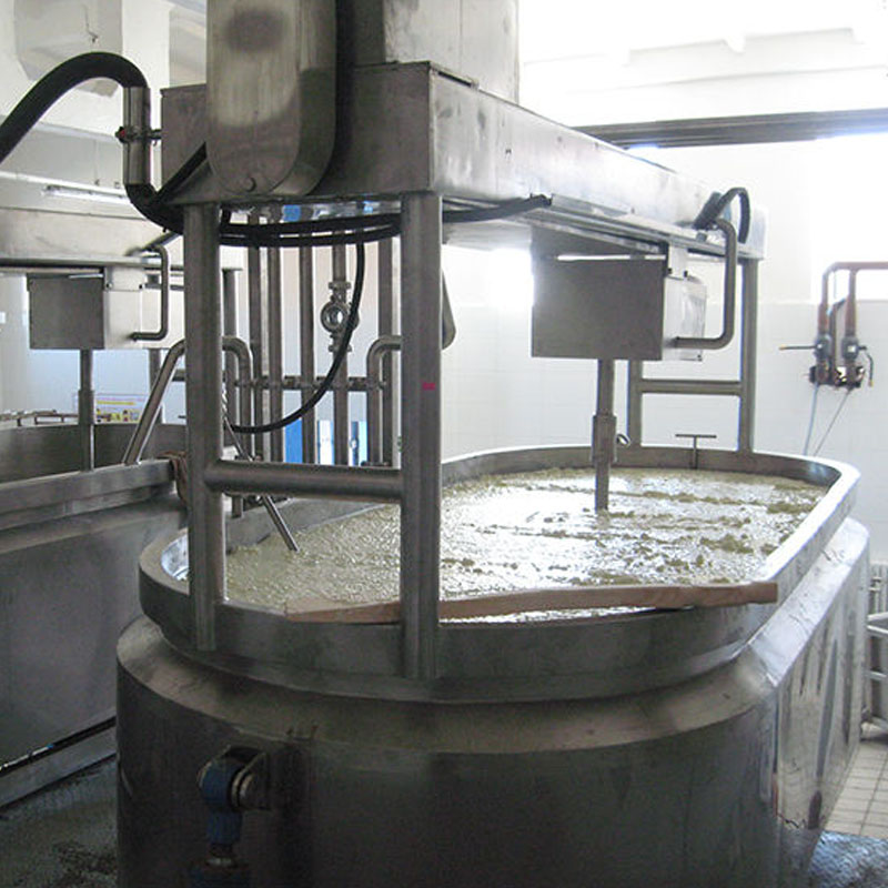 Elektrische Buttermaschine stellt schnell frische Butter her.