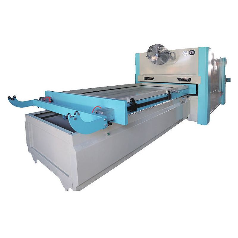 Nahaufnahme des Arbeitstisches einer Türlaminiermaschine.