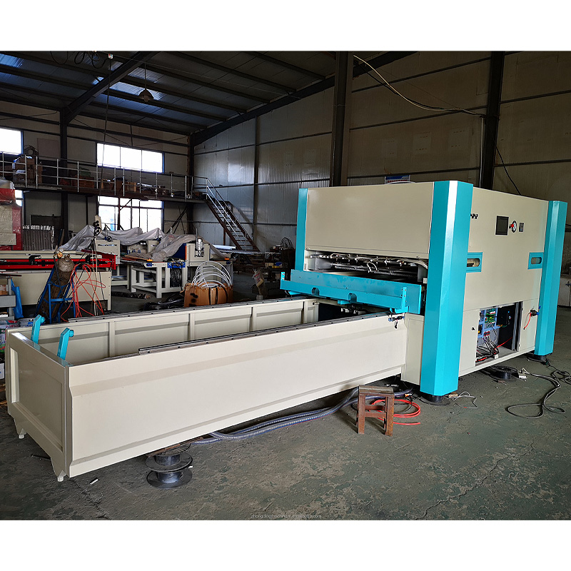 Bilder einer einteiligen Vakuummembranpresse im Werk