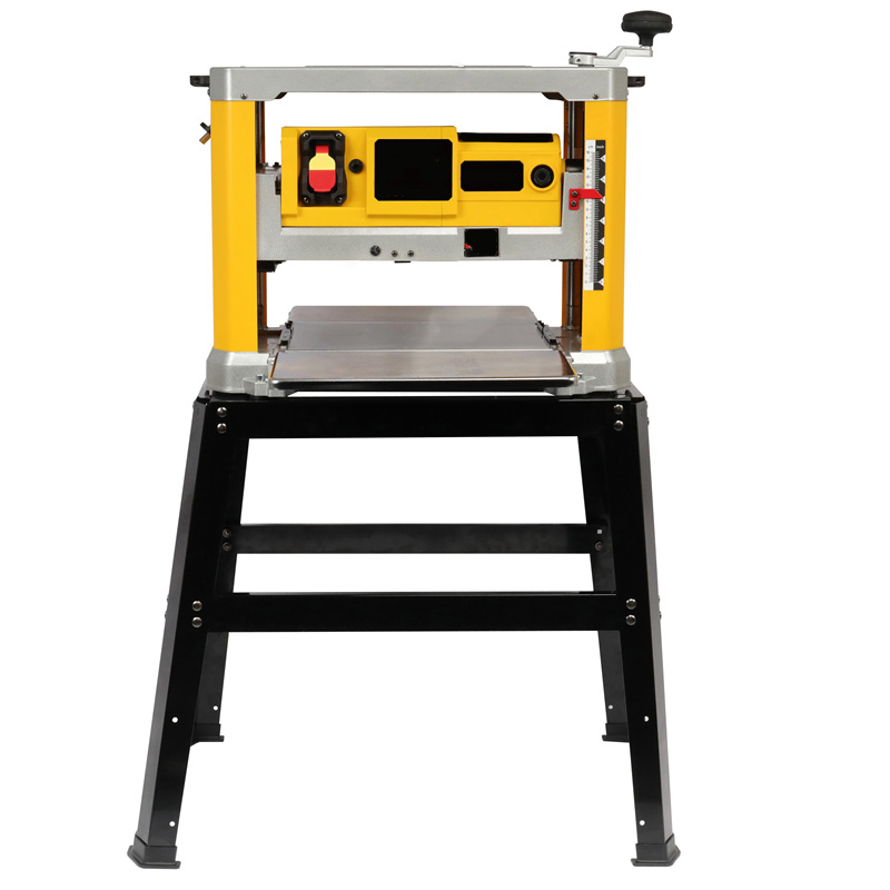 Una piccola mini pialla per la lavorazione del legno è posizionata su uno scaffale.