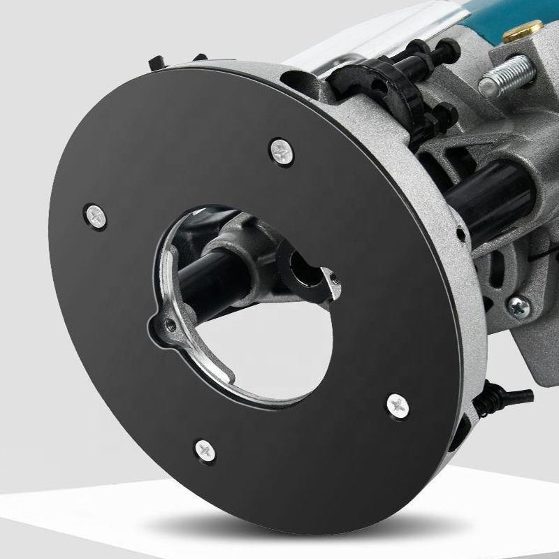 Inquadratura dal basso che mette in risalto la base stabile e i piedini in gomma antiscivolo.