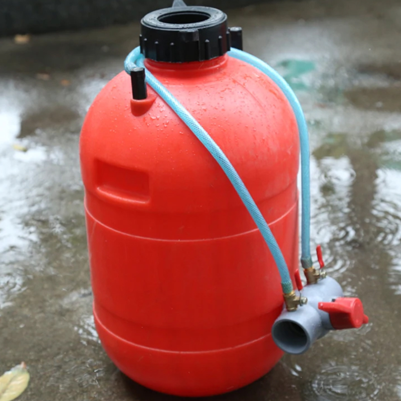 Il serbatoio per fertilizzanti funziona per l'irrigazione a goccia ed è ecologico.