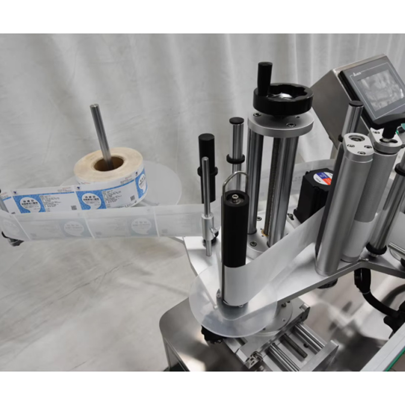 Automatic labeling machine applying labels smoothly on square bottles production line