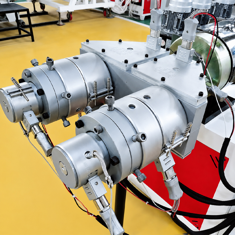 Extrusion head of single screw plastic pipe production equipment
