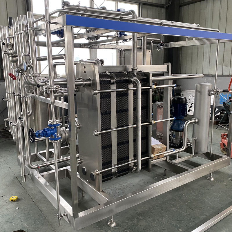 Cream pasteurizer with plate heat exchanger and sanitary piping