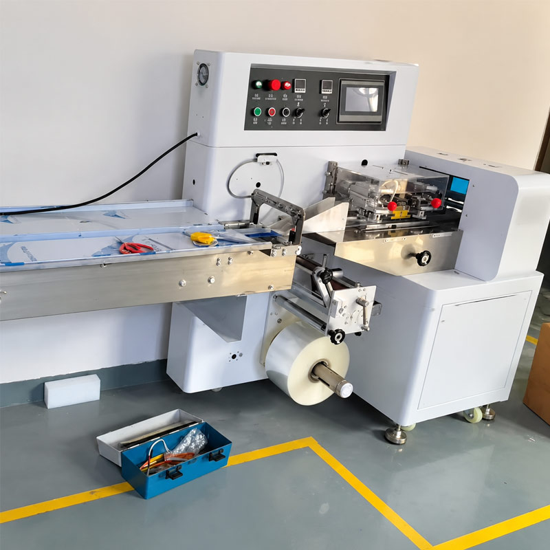 Automatic pillow packaging machine with conveyor feeding system Automatic pillow packaging machine with conveyor feeding system