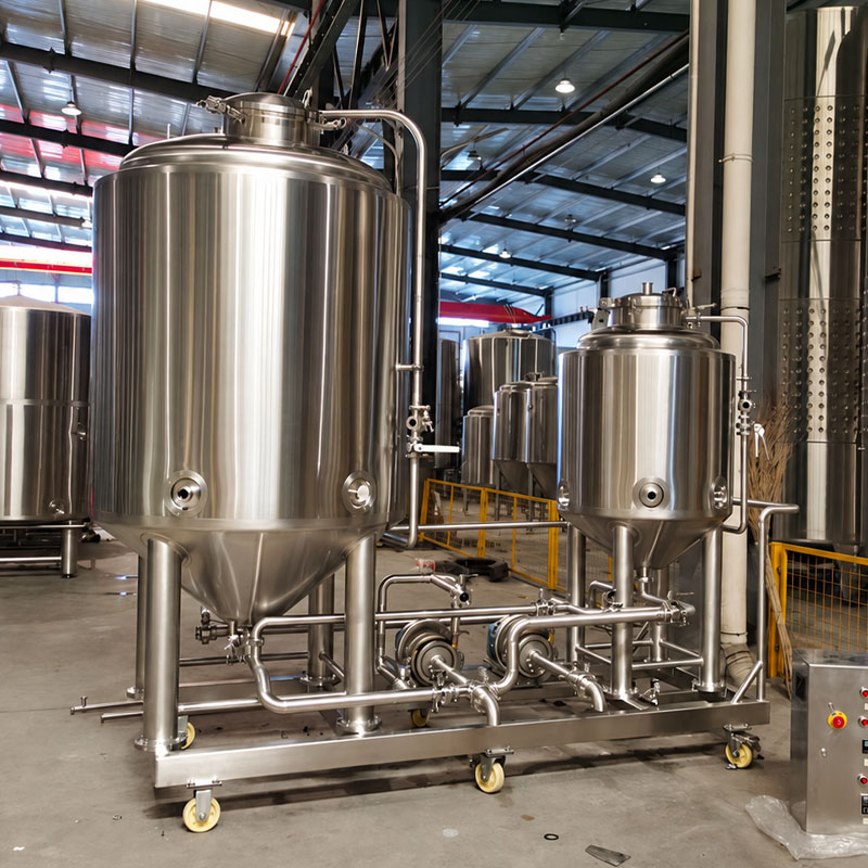 Industrial yeast propagation equipment with sanitary piping system